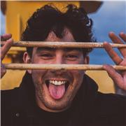 Batteur depuis plus 15ans ayant des influences : prog/jazz/rock/ hip hop. Nantes et ses environs, cours dans un local tout équipé avec 2 batteries